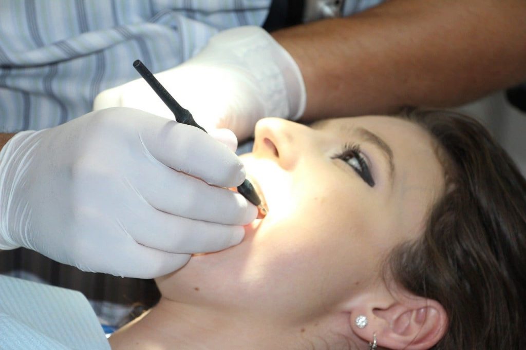 Frau bei einer professionellen Zahnreinigung