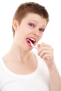 Frau putzt Zähne mit Natron