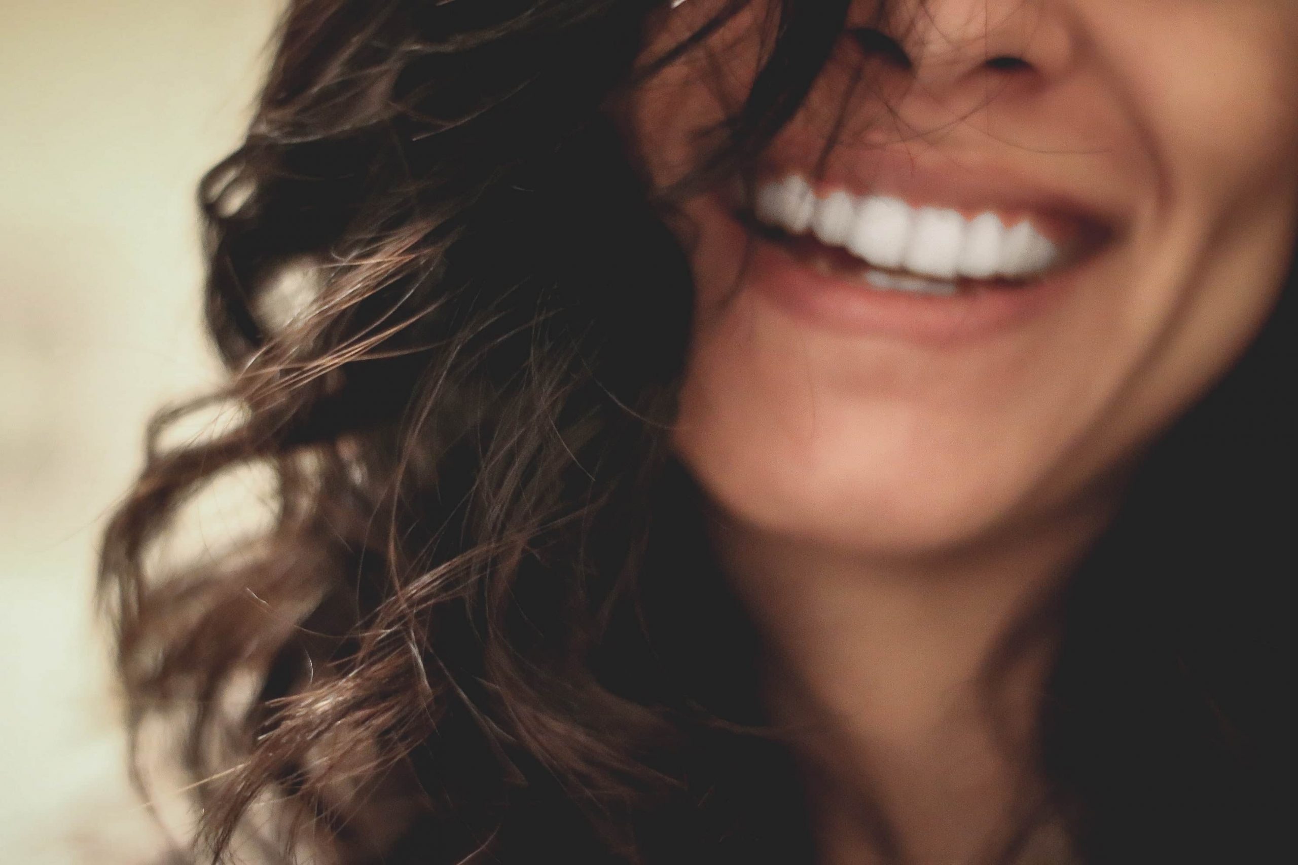 Lächeln mit weißen Zähnen